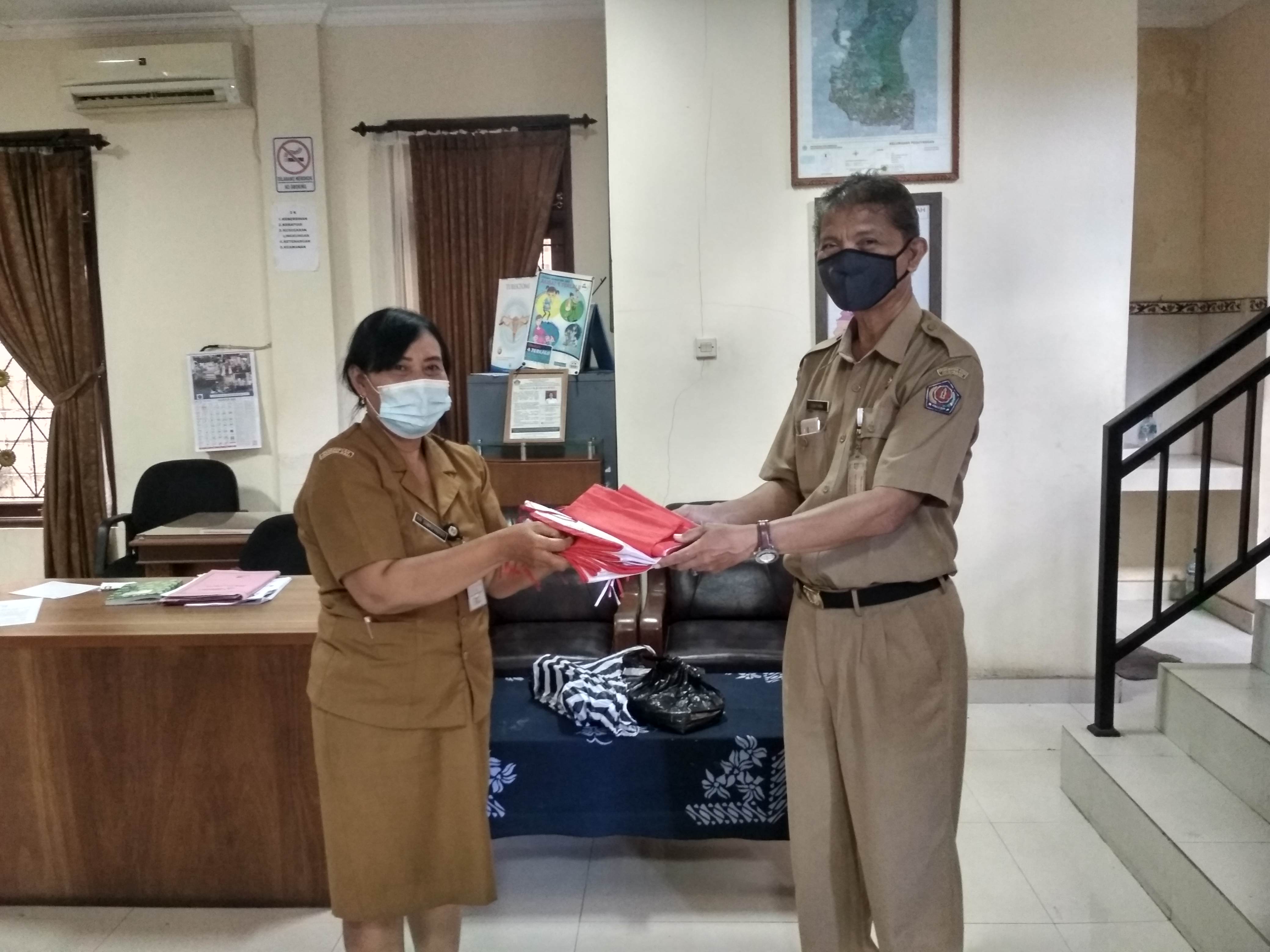 Penyerahan Bendera Merah Putih Kepada Bapak Angkat Kelurahan Peguyangan