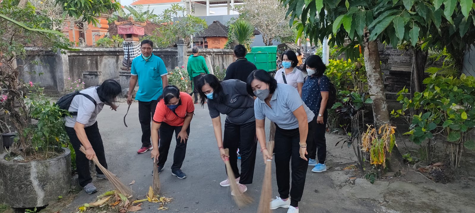 Jumat Bersih di Lingkungan Pulugambang Kelurahan Peguyangan