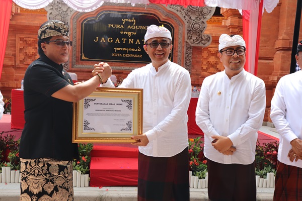 Walikota Denpasar Jaya Negara Terima Bantuan Hibah Dari Bupati Badung Giri Prasta