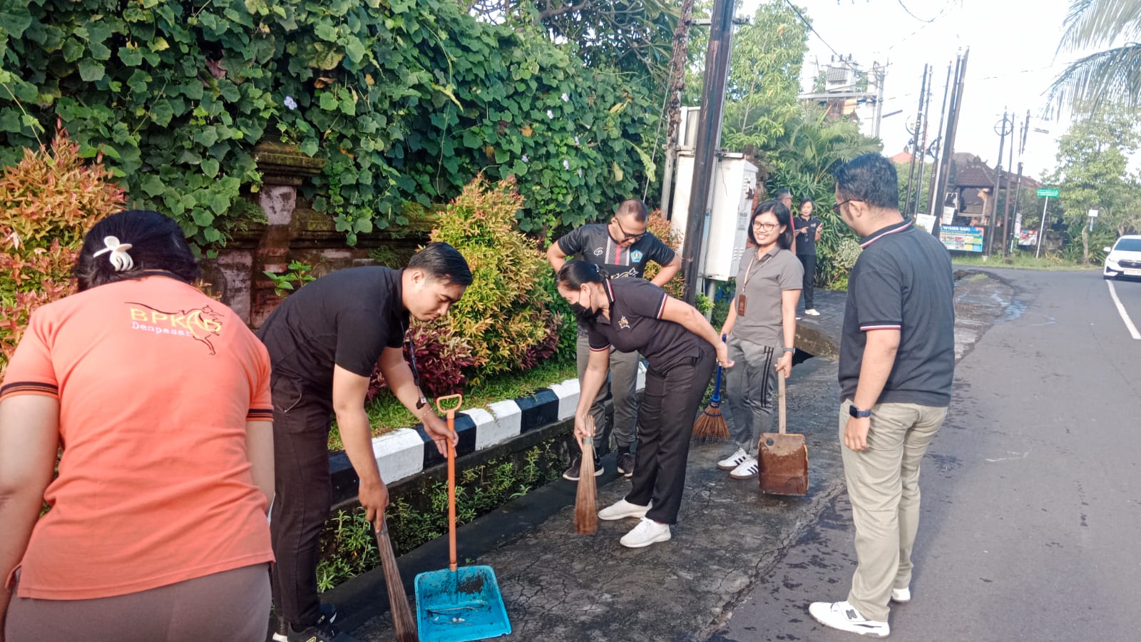 Bersih-bersih dilingkungan Kantor BPKAD