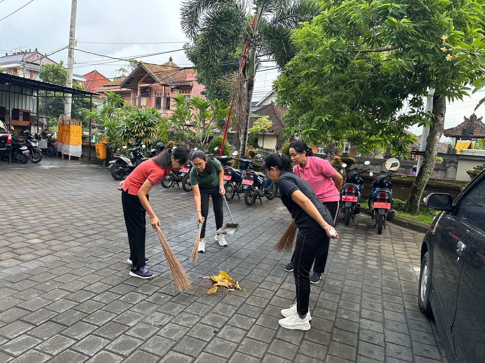 Jumat Bersih Lingkungan Kantor