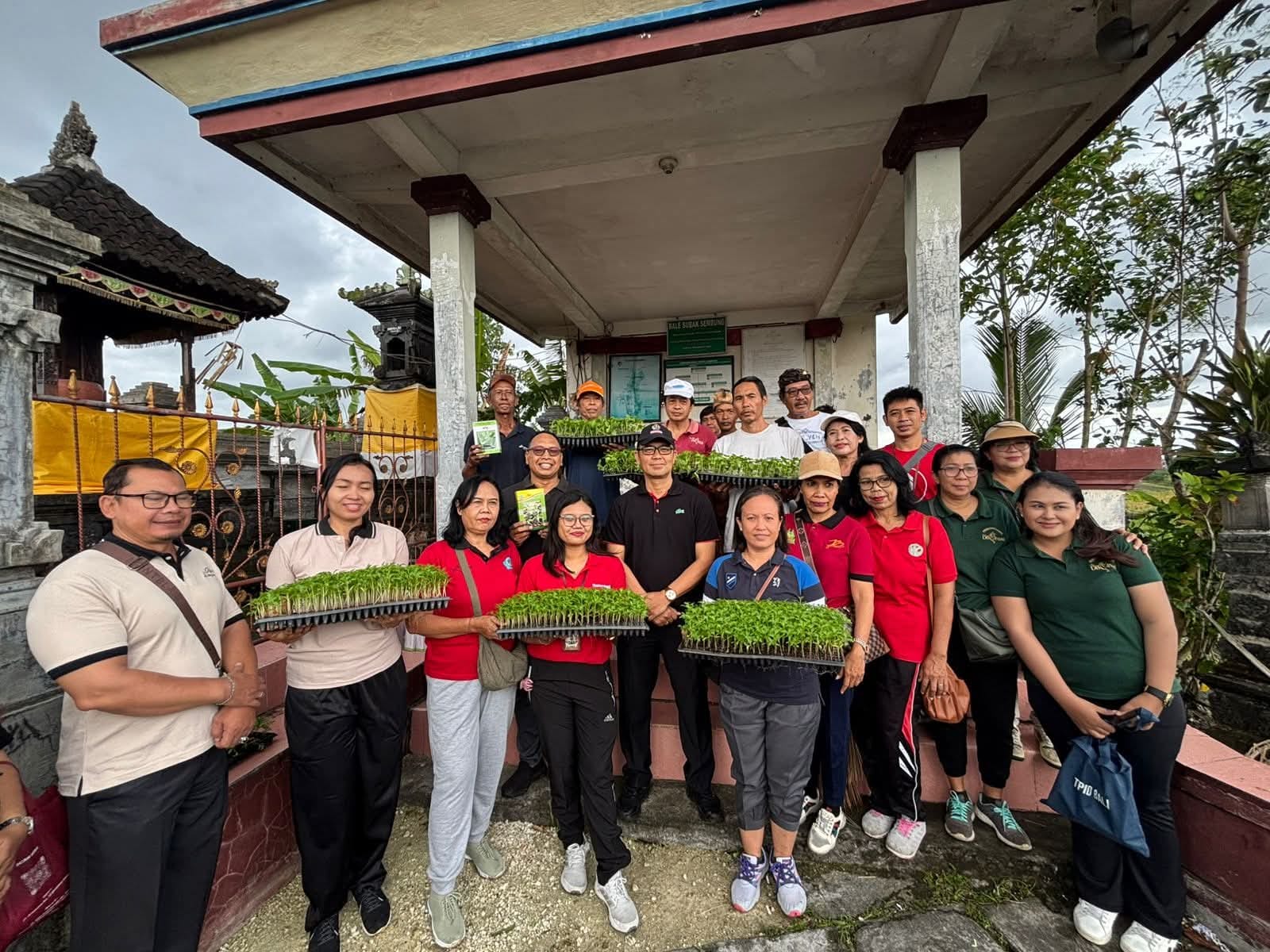 Mendistribusikan Bibit Tanaman bagi Petani Subak Sembung