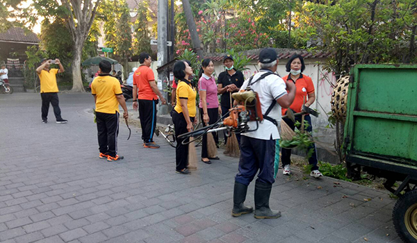 Jumat Bersih di Lingkungan Praja Sari
