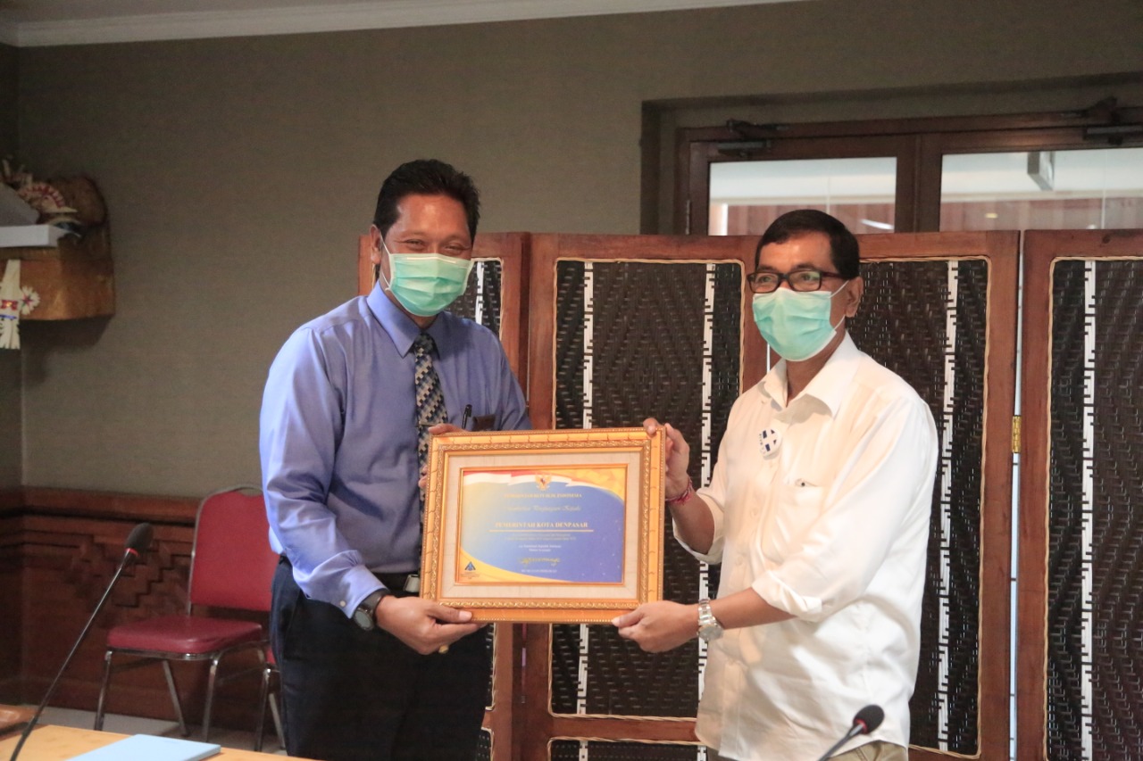  Penyampaian Plakat dan Piagam Penghargaan Pemerintah Republik Indonesia kepada Pemerintah Kota Denpasar