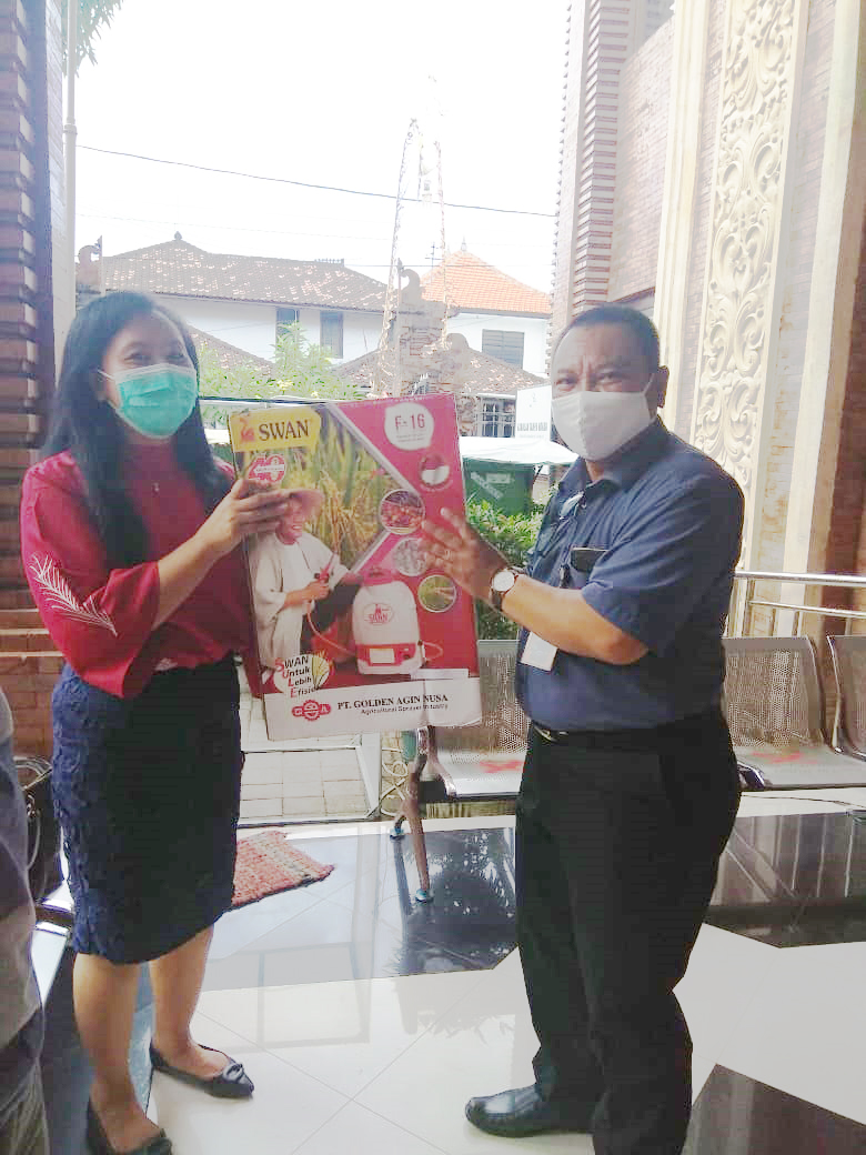 Penyerahan Alat Penyemprotan Disinfektan Kepada Wilayah Bapak Angkat Kelurahan Peguyangan