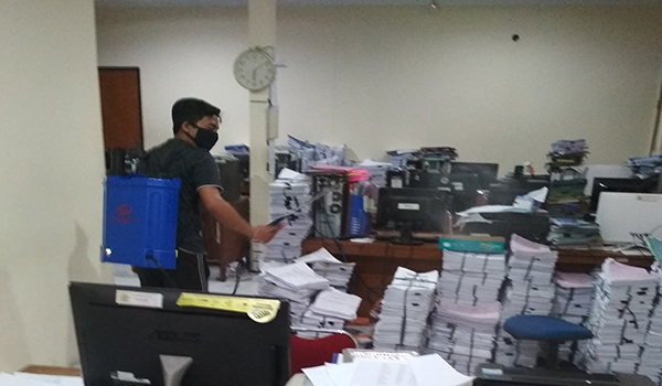 Penyemprotan Disinfektan di Lingkungan Kantor BPKAD Kota Denpasar