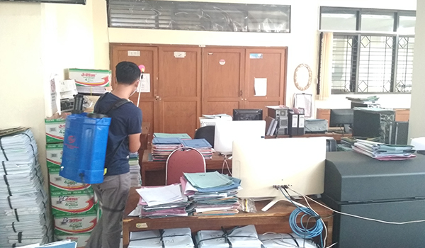 Penyemprotan Disinfektan di Lingkungan Kantor BPKAD Kota Denpasar