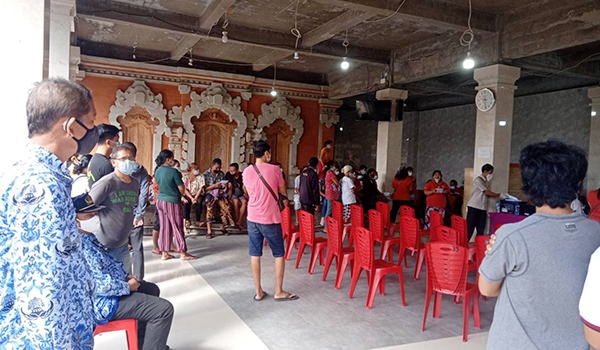 Pemantauan vaksinasi Covid-19 di Banjar Dakdakan, Kelurahan Peguyangan