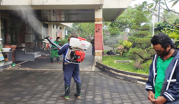 Penyemprotan Disinfektan di Lingkungan Kantor BPKAD Kota Denpasar