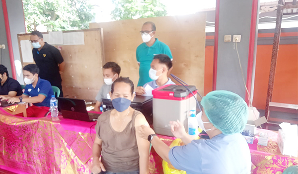 Kegiatan Vaksinasi Booster di Banjar Prajasari, Kelurahan Peguyangan